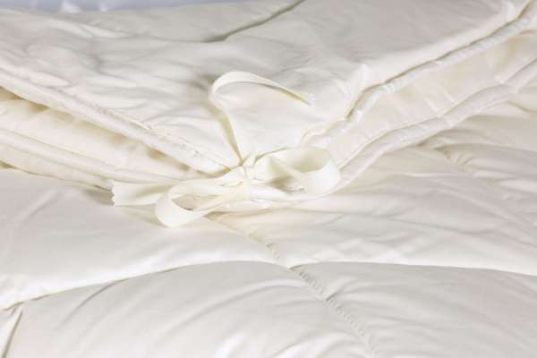 PureNature Four Seasons duvet virgin sheep's wool with tying straps