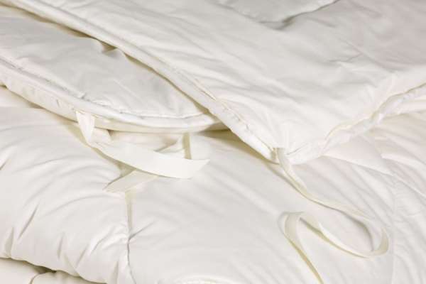 PureNature Four Seasons duvet virgin sheep's wool with tying straps