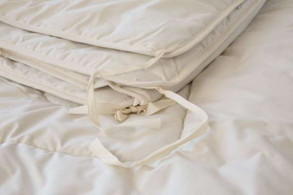 PureNature camel hair duvet 4 seasons with tying straps
